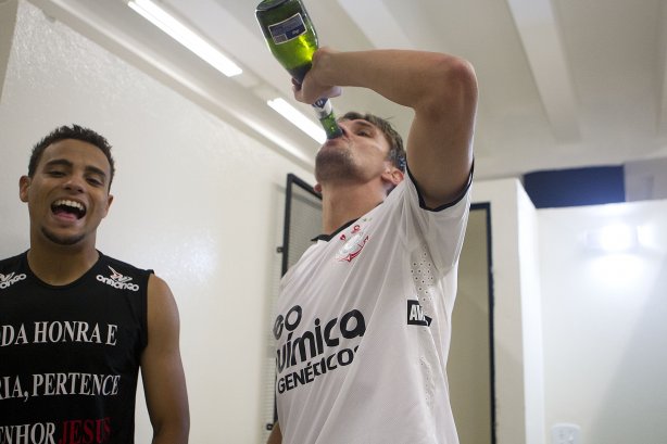 Welder e Paulo André comemoram o titulo nos vestiários antes da partida entre Corinthians x Palmeiras, realizada esta tarde no estádio do Pacaembu, válida pela 38ª rodada do Campeonato Brasileiro de 2011