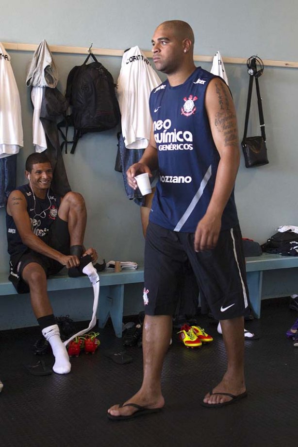 Adriano nos vestiários antes da partida entre Flamengo x Corinthians, jogo amistoso realizado esta tarde no estádio do Café, em Londrina/PR, abertura da temporada 2012. Londrina-PR/Brasil