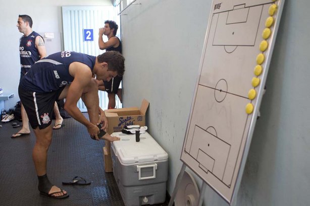 Alex nos vestiários antes da partida entre Flamengo x Corinthians, jogo amistoso realizado esta tarde no estádio do Café, em Londrina/PR, abertura da temporada 2012. Londrina-PR/Brasil