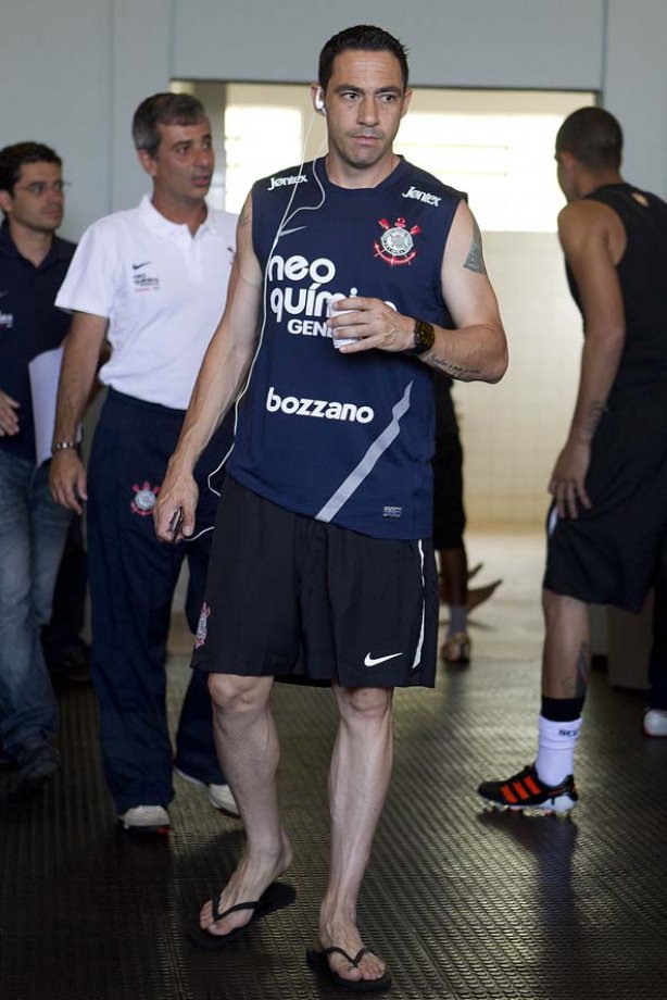 Chicão nos vestiários antes da partida entre Flamengo x Corinthians, jogo amistoso realizado esta tarde no estádio do Café, em Londrina/PR, abertura da temporada 2012. Londrina-PR/Brasil