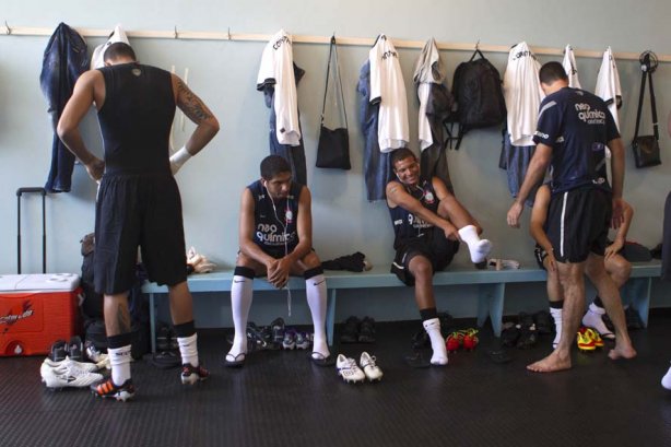Jogadores nos vestiários antes da partida entre Flamengo x Corinthians, jogo amistoso realizado esta tarde no estádio do Café, em Londrina/PR, abertura da temporada 2012. Londrina-PR/Brasil