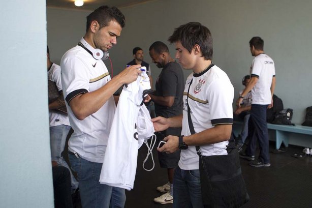 Leandro Castán e Willian nos vestiários antes da partida entre Flamengo x Corinthians, jogo amistoso realizado esta tarde no estádio do Café, em Londrina/PR, abertura da temporada 2012. Londrina-PR/Brasil