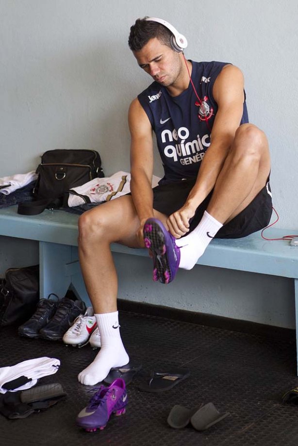 Leandro Castán nos vestiários antes da partida entre Flamengo x Corinthians, jogo amistoso realizado esta tarde no estádio do Café, em Londrina/PR, abertura da temporada 2012. Londrina-PR/Brasil