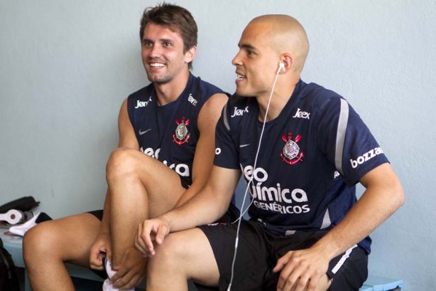 Paulo André e Julio Cesar nos vestiários antes da partida entre Flamengo x Corinthians, jogo amistoso realizado esta tarde no estádio do Café, em Londrina/PR, abertura da temporada 2012. Londrina-PR/Brasil