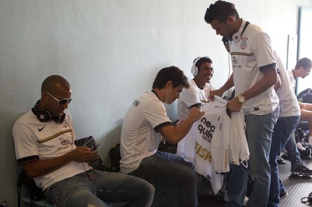 Willian da autografo em uma camisa para Leandro Castán nos vestiários antes da partida entre Flamengo x Corinthians, jogo amistoso realizado esta tarde no estádio do Café, em Londrina/PR, abertura da temporada 2012. Londrina-PR/Brasil