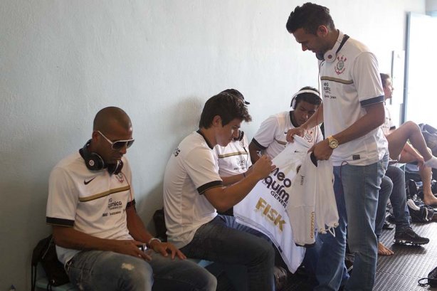 Willian e Leandro Castán nos vestiários antes da partida entre Flamengo x Corinthians, jogo amistoso realizado esta tarde no estádio do Café, em Londrina/PR, abertura da temporada 2012. Londrina-PR/Brasil