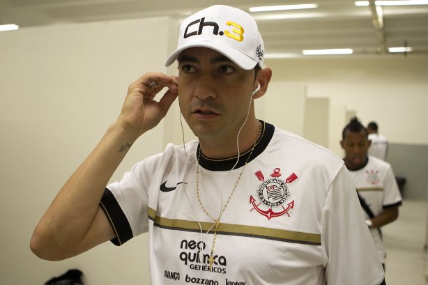 Chicão nos vestiários antes da partida entre Corinthians x Portuguesa, realizada esta noite no estádio do Pacaembu, no jogo da entrega das faixas ao campeão Brasileiro Corinthians, e ao Campeão da Serie B, Portuguesa
