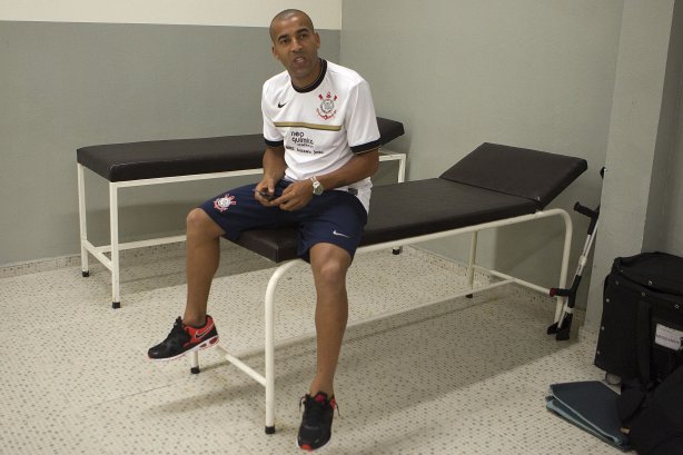 Emerson nos vestiários antes da partida entre Corinthians x Portuguesa, realizada esta noite no estádio do Pacaembu, no jogo da entrega das faixas ao campeão Brasileiro Corinthians, e ao Campeão da Serie B, Portuguesa