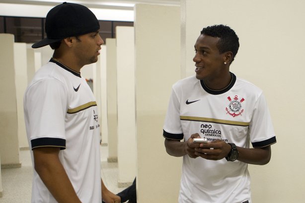 Welder e Edenilson nos vestiários antes da partida entre Corinthians x Portuguesa, realizada esta noite no estádio do Pacaembu, no jogo da entrega das faixas ao campeão Brasileiro Corinthians, e ao Campeão da Serie B, Portuguesa