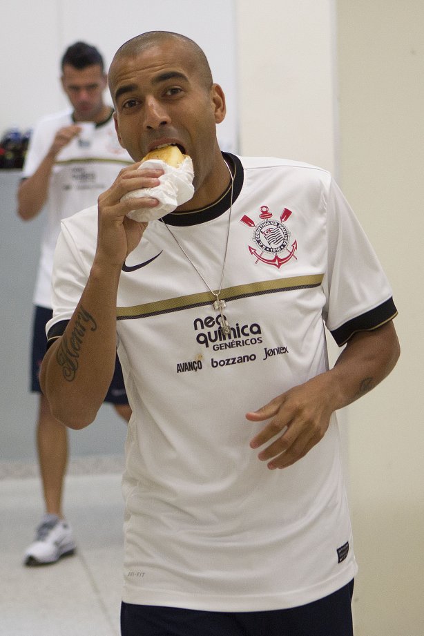 Emerson nos vestiários antes da partida entre Corinthians x Mirassol/SP, realizada esta tarde no estádio do Pacaembu, jogo de abertura do Campeonato Paulista 2012
