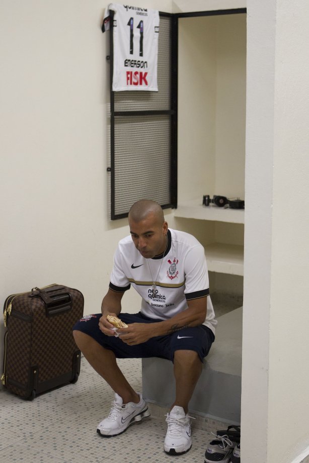 Emerson nos vestiários antes da partida entre Corinthians x Mirassol/SP, realizada esta tarde no estádio do Pacaembu, jogo de abertura do Campeonato Paulista 2012