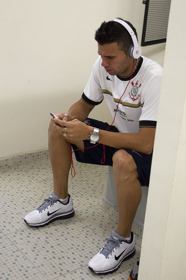 Leandro Castán nos vestiários antes da partida entre Corinthians x Mirassol/SP, realizada esta tarde no estádio do Pacaembu, jogo de abertura do Campeonato Paulista 2012