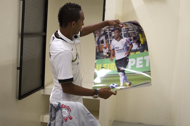 Liedson nos vestiários antes da partida entre Corinthians x Mirassol/SP, realizada esta tarde no estádio do Pacaembu, jogo de abertura do Campeonato Paulista 2012