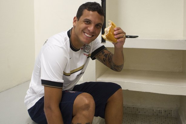 Ramon nos vestiários antes da partida entre Corinthians x Mirassol/SP, realizada esta tarde no estádio do Pacaembu, jogo de abertura do Campeonato Paulista 2012
