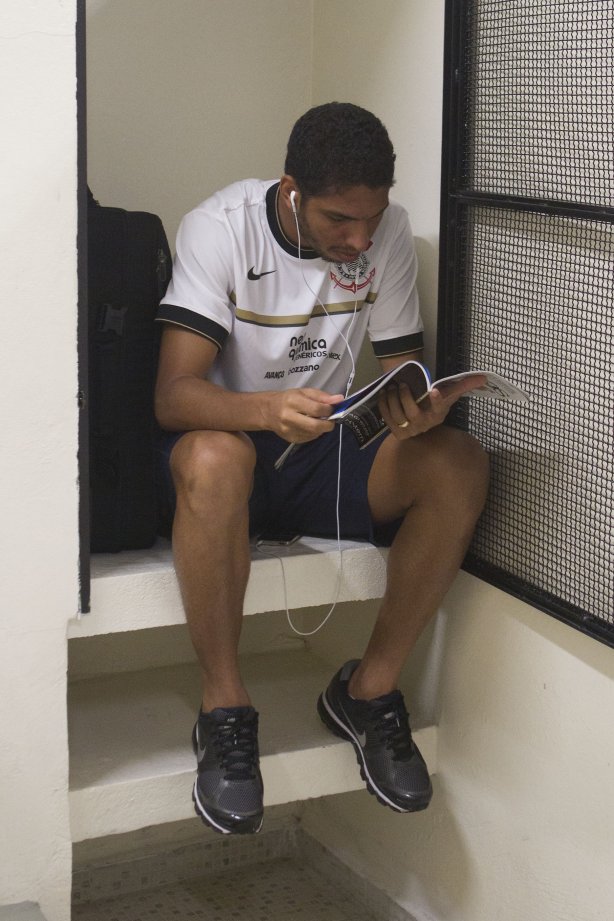 Wallace nos vestiários antes da partida entre Corinthians x Mirassol/SP, realizada esta tarde no estádio do Pacaembu, jogo de abertura do Campeonato Paulista 2012