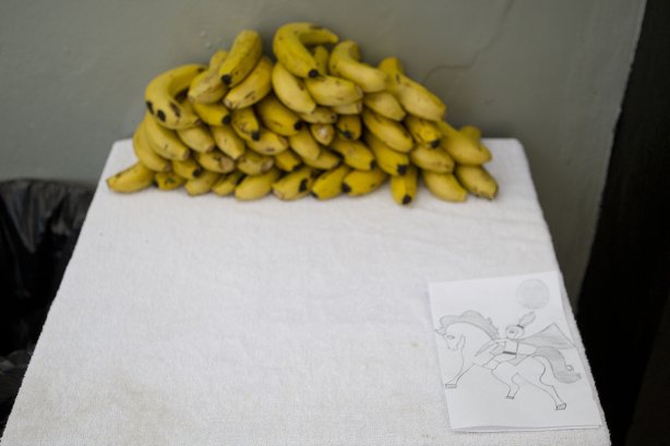 Bananas para os jogadores nos vestiários antes da partida entre Corinthians x Fluminense, realizada esta manhã no estádio do Pacaembu, decisão da Copa São Paulo de Juniores 2012