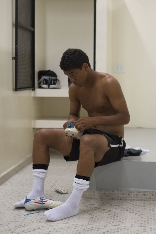 Gomes nos vestiários antes da partida entre Corinthians x Fluminense, realizada esta manhã no estádio do Pacaembu, decisão da Copa São Paulo de Juniores 2012