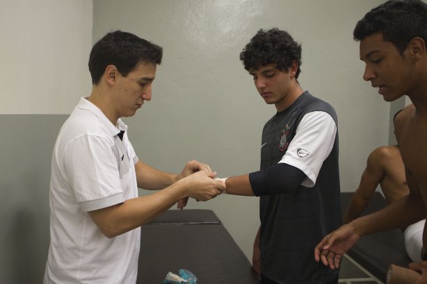 O goleiro Matheus nos vestiários antes da partida entre Corinthians x Fluminense, realizada esta manhã no estádio do Pacaembu, decisão da Copa São Paulo de Juniores 2012