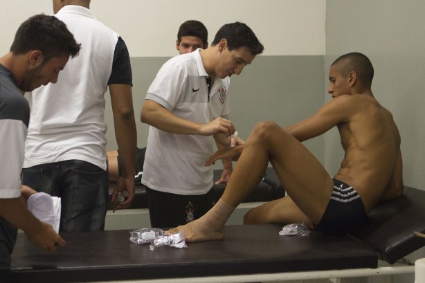 O zagueiro Marquinhos nos vestiários antes da partida entre Corinthians x Fluminense, realizada esta manhã no estádio do Pacaembu, decisão da Copa São Paulo de Juniores 2012