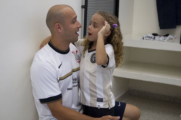 Alessandro com a filha Ana Clara nos vestiários antes da partida entre Corinthians x Linense, realizada esta tarde no estádio do Pacaembu, pela 3ª rodada do Campeonato Paulista de 2012