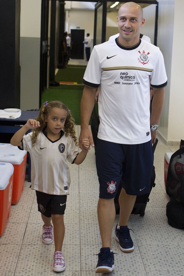 Alessandro com a filha Ana Clara nos vestiários antes da partida entre Corinthians x Linense, realizada esta tarde no estádio do Pacaembu, pela 3ª rodada do Campeonato Paulista de 2012