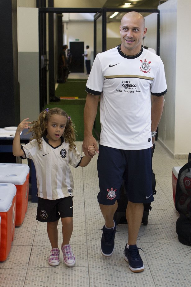 Alessandro com a filha Ana Clara nos vestiários antes da partida entre Corinthians x Linense, realizada esta tarde no estádio do Pacaembu, pela 3ª rodada do Campeonato Paulista de 2012