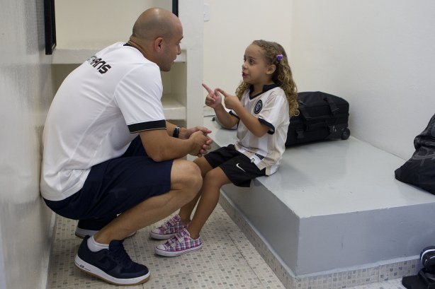 Alessandro com a filha Ana Clara nos vestiários antes da partida entre Corinthians x Linense, realizada esta tarde no estádio do Pacaembu, pela 3ª rodada do Campeonato Paulista de 2012