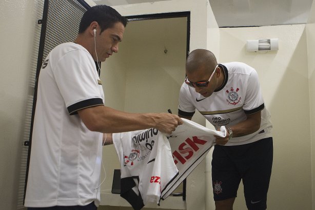 Chicão pede autografo para Emerson nos vestiários antes da partida entre Corinthians x Linense, realizada esta tarde no estádio do Pacaembu, pela 3ª rodada do Campeonato Paulista de 2012