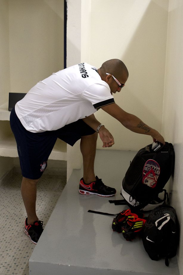 Emerson nos vestiários antes da partida entre Corinthians x Linense, realizada esta tarde no estádio do Pacaembu, pela 3ª rodada do Campeonato Paulista de 2012