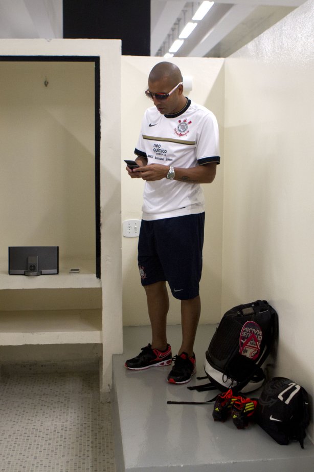 Emerson nos vestiários antes da partida entre Corinthians x Linense, realizada esta tarde no estádio do Pacaembu, pela 3ª rodada do Campeonato Paulista de 2012