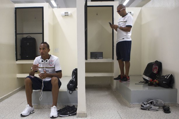 Liedson e Emerson nos vestiários antes da partida entre Corinthians x Linense, realizada esta tarde no estádio do Pacaembu, pela 3ª rodada do Campeonato Paulista de 2012