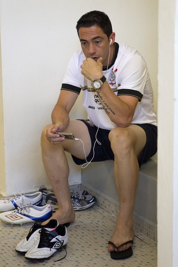 Chicão nos vestiários antes da partida entre Corinthians x Bragantino/SP, realizada esta tarde no estádio do Pacaembu, pela 5ª rodada do Campeonato Paulista de 2012