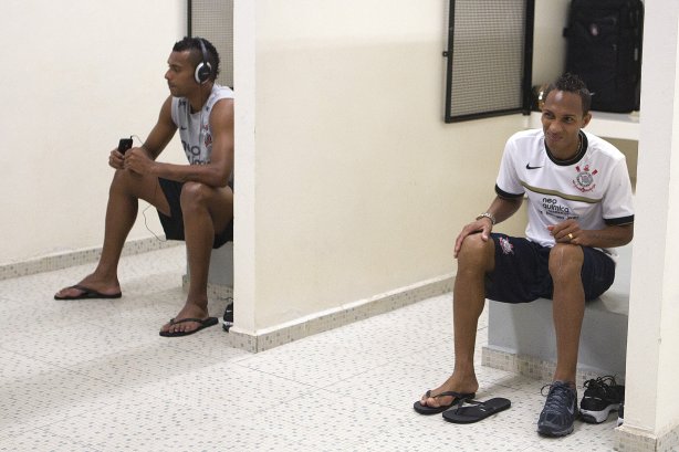 Elton e Liedson nos vestiários antes da partida entre Corinthians x Bragantino/SP, realizada esta tarde no estádio do Pacaembu, pela 5ª rodada do Campeonato Paulista de 2012