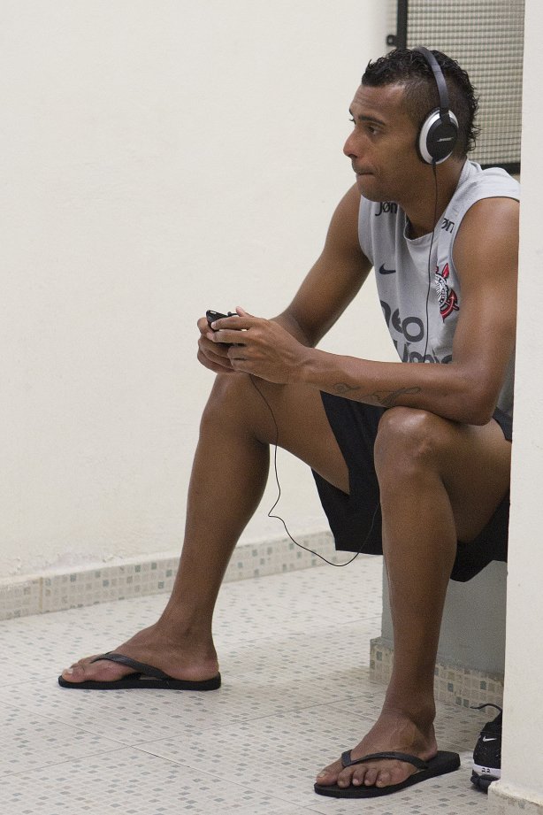 Elton nos vestiários antes da partida entre Corinthians x Bragantino/SP, realizada esta tarde no estádio do Pacaembu, pela 5ª rodada do Campeonato Paulista de 2012