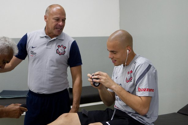 Mauri Lima, preparador de goleiros, e Julio Cesar nos vestiários antes da partida entre Corinthians x Bragantino/SP, realizada esta tarde no estádio do Pacaembu, pela 5ª rodada do Campeonato Paulista de 2012