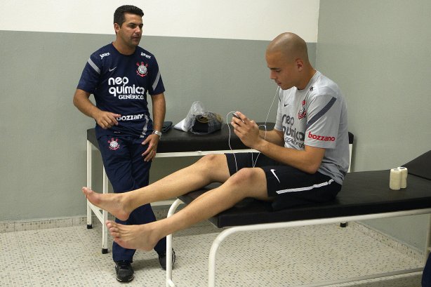 O enfermeiro Alex Dias e Julio Cesar nos vestiários antes da partida entre Corinthians x Bragantino/SP, realizada esta tarde no estádio do Pacaembu, pela 5ª rodada do Campeonato Paulista de 2012