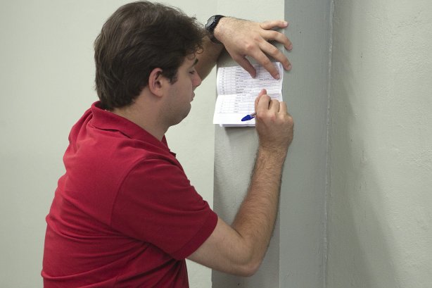 O médico Dr. Guilherme Runco nos vestiários antes da partida entre Corinthians x Bragantino/SP, realizada esta tarde no estádio do Pacaembu, pela 5ª rodada do Campeonato Paulista de 2012
