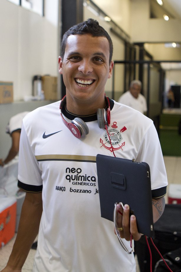 Ramon que volta ao time titular nos vestiários antes da partida entre Corinthians x Bragantino/SP, realizada esta tarde no estádio do Pacaembu, pela 5ª rodada do Campeonato Paulista de 2012
