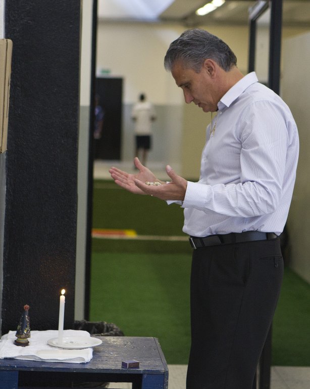 Tite rezando nos vestiários antes da partida entre Corinthians x Bragantino/SP, realizada esta tarde no estádio do Pacaembu, pela 5ª rodada do Campeonato Paulista de 2012