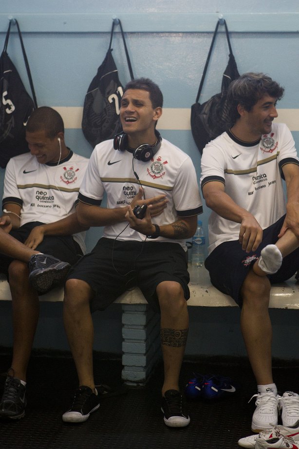 Fabio Santos cantando nos vestiários antes da partida entre Oeste de Itápolis x Corinthians, realizada esta tarde no estádio Eduardo José Farah, o Prudentão, pela 17ª rodada do Campeonato Paulista de 2012