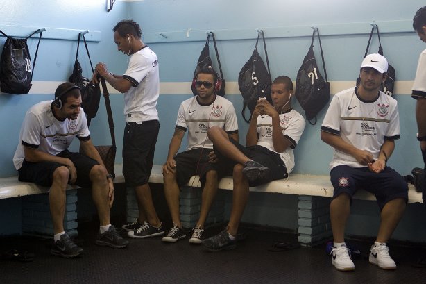 Jogadores nos vestiários antes da partida entre Oeste de Itápolis x Corinthians, realizada esta tarde no estádio Eduardo José Farah, o Prudentão, pela 17ª rodada do Campeonato Paulista de 2012