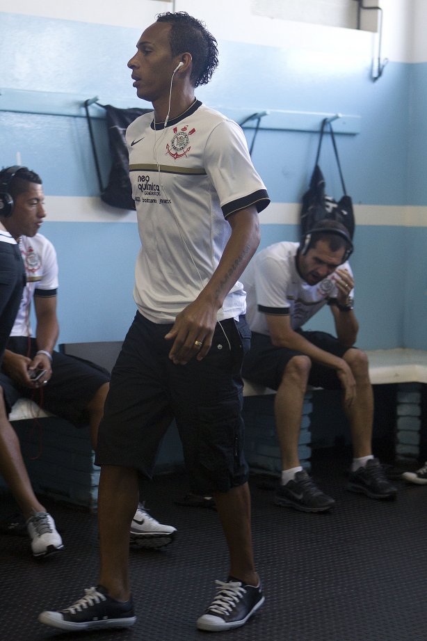 Liedson nos vestiários antes da partida entre Oeste de Itápolis x Corinthians, realizada esta tarde no estádio Eduardo José Farah, o Prudentão, pela 17ª rodada do Campeonato Paulista de 2012