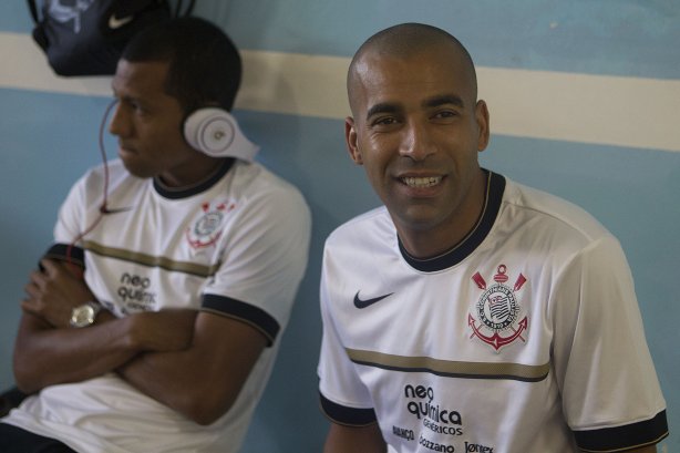 Luis Ramirez e Emerson nos vestiários antes da partida entre Oeste de Itápolis x Corinthians, realizada esta tarde no estádio Eduardo José Farah, o Prudentão, pela 17ª rodada do Campeonato Paulista de 2012