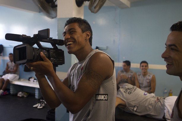 Paulinho nos vestiários antes da partida entre Oeste de Itápolis x Corinthians, realizada esta tarde no estádio Eduardo José Farah, o Prudentão, pela 17ª rodada do Campeonato Paulista de 2012