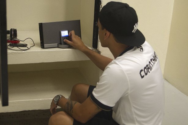 Fabio Santos nos vestiários antes da partida entre Corinthians x Paulista de Jundiaí/SP, realizada esta tarde no estádio do Pacaembu, válida pela 18ª rodada do Campeonato Paulista de 2012