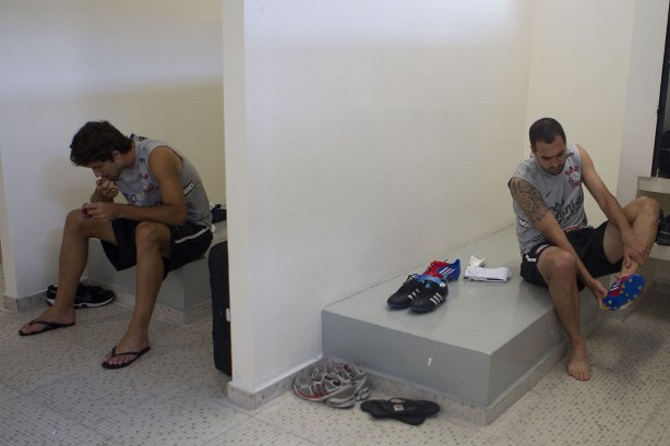 Felipe e Danilo nos vestiários antes da partida entre Corinthians x Paulista de Jundiaí/SP, realizada esta tarde no estádio do Pacaembu, válida pela 18ª rodada do Campeonato Paulista de 2012