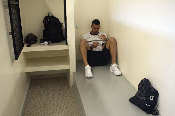 Leandro Castán nos vestiários antes da partida entre Corinthians x Paulista de Jundiaí/SP, realizada esta tarde no estádio do Pacaembu, válida pela 18ª rodada do Campeonato Paulista de 2012