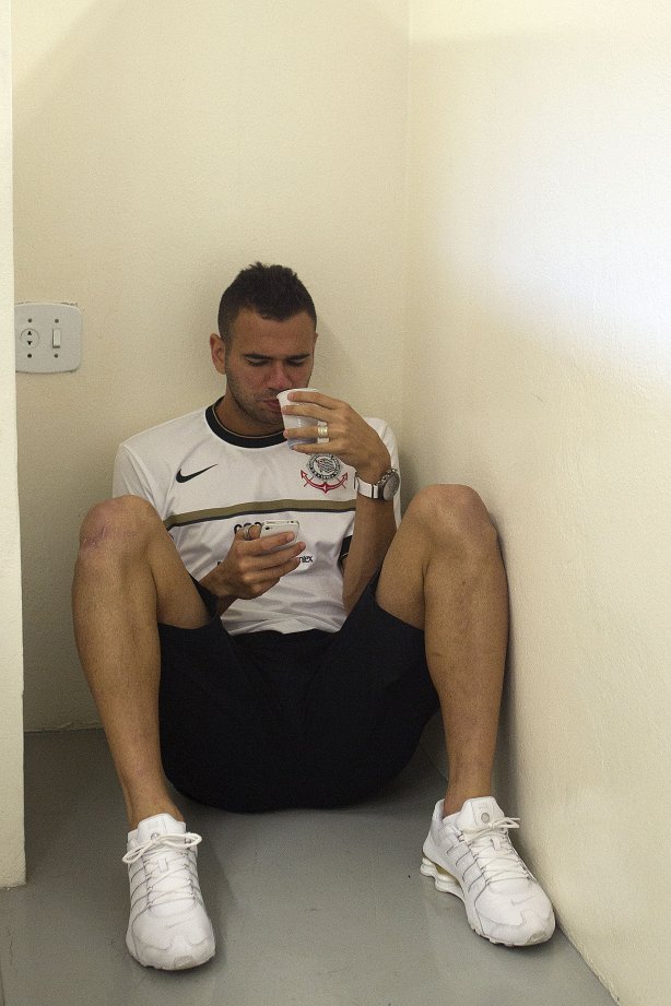 Leandro Castán nos vestiários antes da partida entre Corinthians x Paulista de Jundiaí/SP, realizada esta tarde no estádio do Pacaembu, válida pela 18ª rodada do Campeonato Paulista de 2012