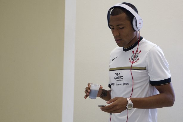 Luis Ramirez nos vestiários antes da partida entre Corinthians x Paulista de Jundiaí/SP, realizada esta tarde no estádio do Pacaembu, válida pela 18ª rodada do Campeonato Paulista de 2012