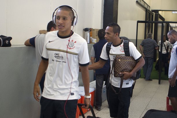 Marquinhos e Liedson nos vestiários antes da partida entre Corinthians x Paulista de Jundiaí/SP, realizada esta tarde no estádio do Pacaembu, válida pela 18ª rodada do Campeonato Paulista de 2012